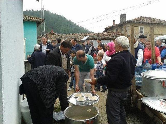 Üvezdere Köyünde Hayır Yemeği Düzenlendi