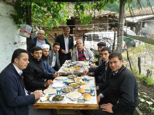 Üvezdere Köyünde Hayır Yemeği Düzenlendi