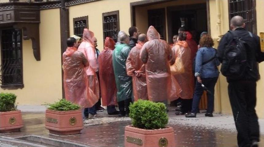 Yağmur Turistlere Engel Olmadı