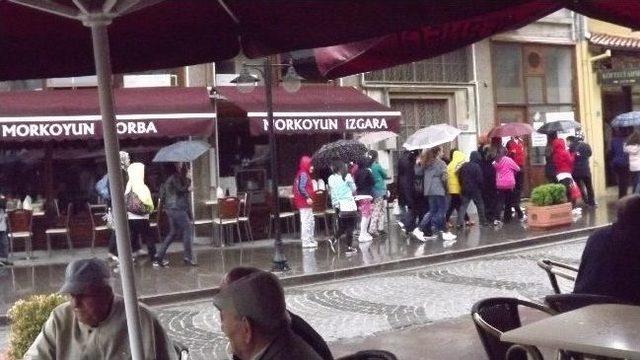 Yağmur Turistlere Engel Olmadı