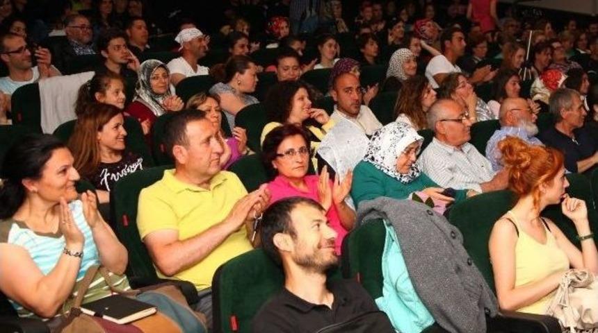 'eskimeyen Sorunlar' Tiyatro Oyunu Sahnelendi