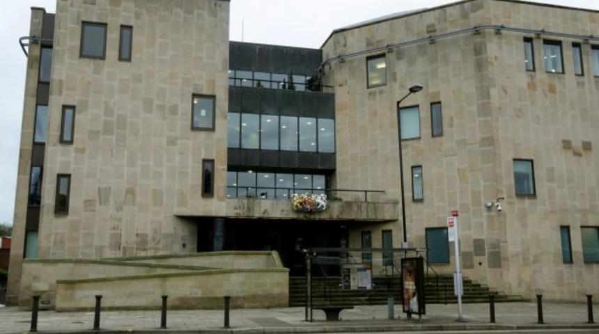 'Erkek arkadaşına nasıl davranacağını öğretmek için' ikizler 11 yaşındaki kıza tecavüz etti