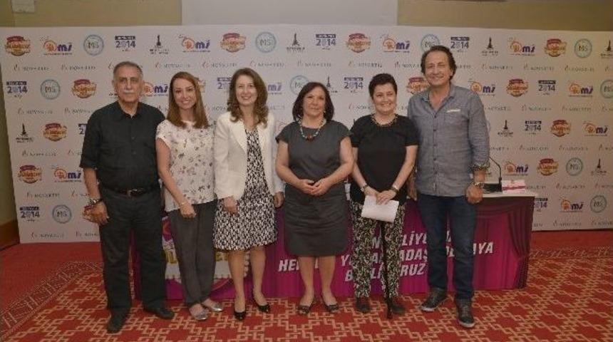 G&uuml;l&uuml;mseten Turne İzmir&rsquo;de