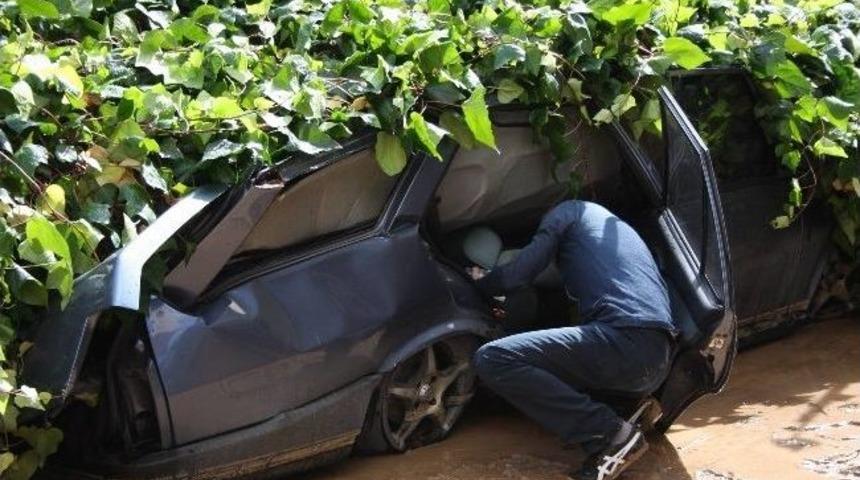 (&ouml;zel Haber) Yıkılan Duvar Altında Kalan Ara&ccedil; Pestil Gibi Ezildi
