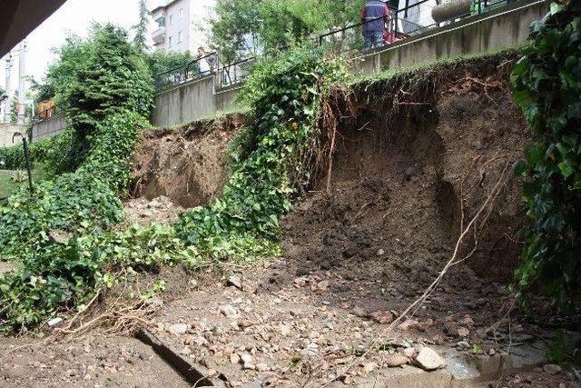 (özel Haber) Yıkılan Duvar Altında Kalan Araç Pestil Gibi Ezildi