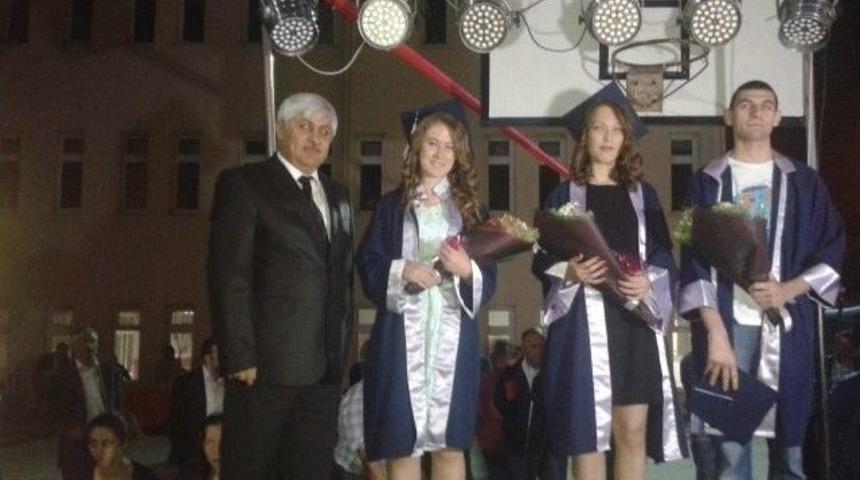 &Ouml;ğretmen Adaylarının Mezuniyet Coşkusu