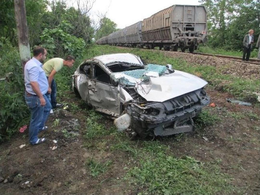 Tren Otomobile &Ccedil;arptı: 5 Yaralı