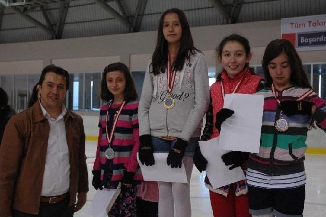 Altın Patenler Başarılı Sporcularını &Ouml;d&uuml;llendirdi