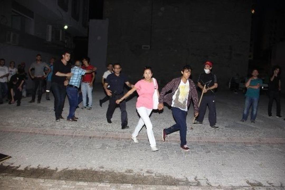 G&ouml;sterilerden Oğlunu Almak İsteyen Anne &Ccedil;atışmanın Arasına Girdi