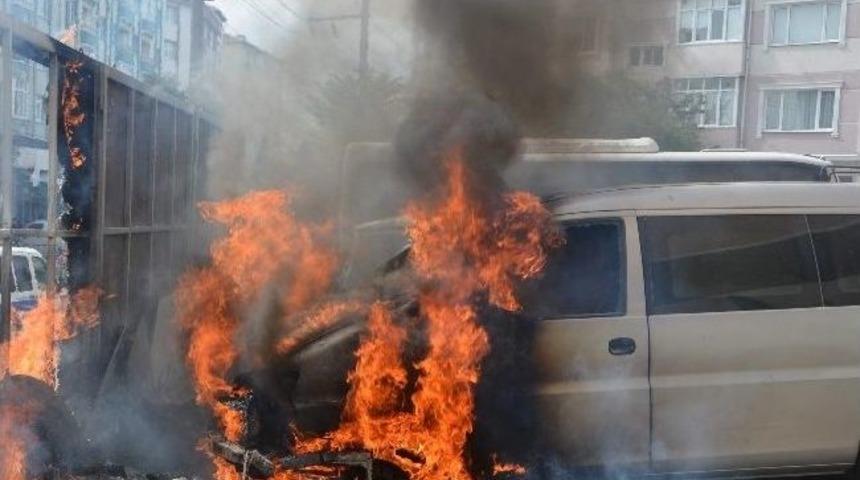 Otoparktaki Minib&uuml;s Ara&ccedil; Alev Alev Yandı