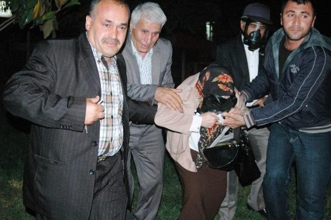 Gelin-damat Ve Davetliler Eylemin Ortasında Kaldı