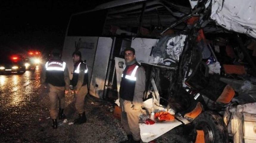 Isparta&rsquo;da Feci Kaza: 1 &Ouml;l&uuml;, 33 Yaralı