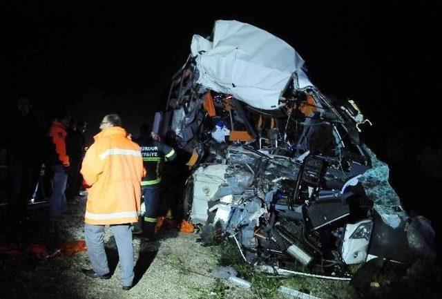 Isparta&rsquo;da Feci Kaza: 1 &Ouml;l&uuml;, 33 Yaralı 1