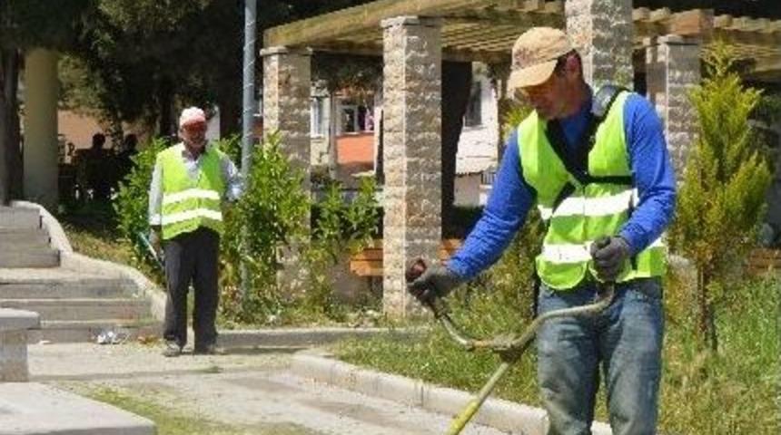 Velik&ouml;y&rsquo;de Park Ve Bah&ccedil;e Temizliğine Başlandı