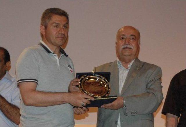 Akalp’ten, Tpao Genel Müdürü Besim Şişman’a Plaket