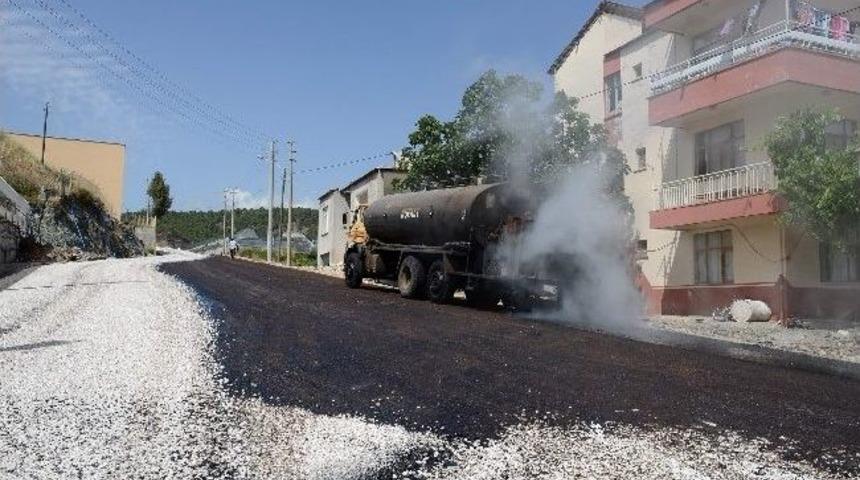 Kumluca&rsquo;da Yılın İlk Asfaltı D&ouml;k&uuml;ld&uuml;