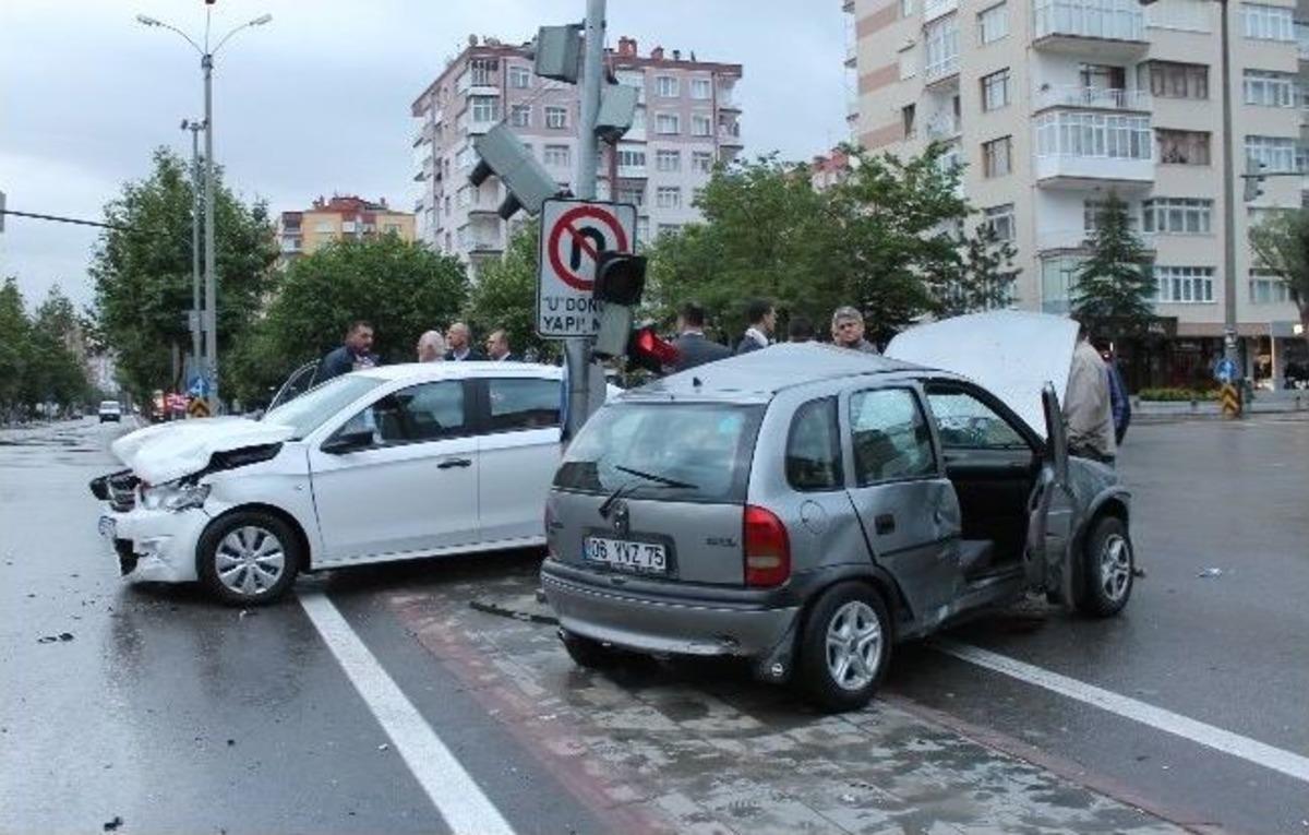 Konya'da İki Otomobil &Ccedil;arpıştı: 3 Yaralı