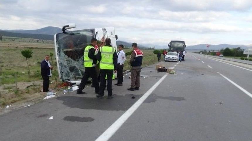 Afyonkarahisar&rsquo;da Yolcu Otob&uuml;s&uuml; Şarampole Devrildi: 9 Yaralı