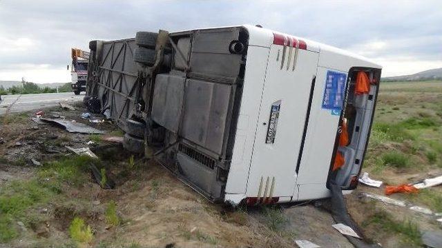 Afyonkarahisar&rsquo;da Yolcu Otob&uuml;s&uuml; Şarampole Devrildi: 9 Yaralı 1