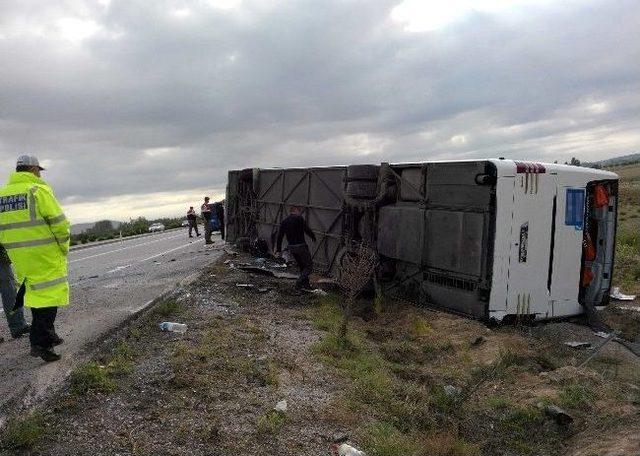 Afyonkarahisar&rsquo;da Yolcu Otob&uuml;s&uuml; Şarampole Devrildi: 9 Yaralı 2