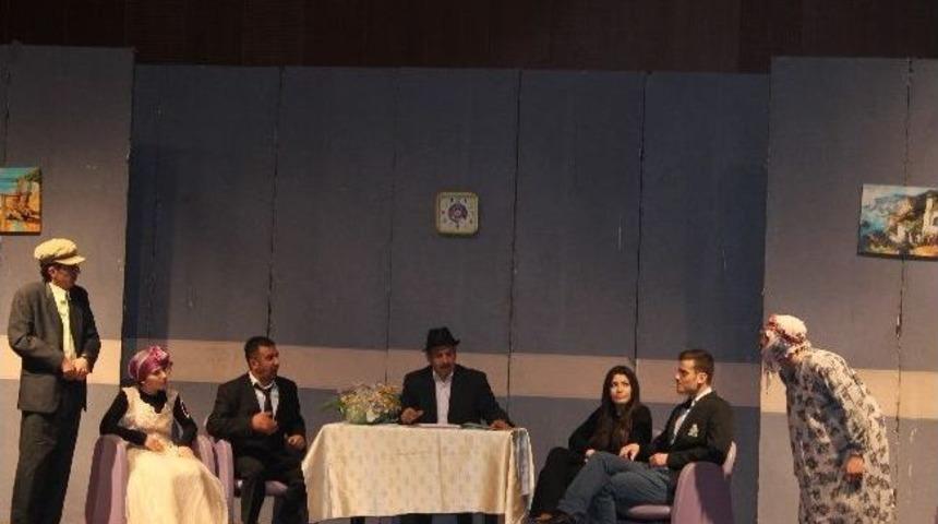 Erzurum Şehir Tiyatrosu &ldquo;her Telden Kabare &ldquo; Adlı Oyunu Erzurum Devlet Tiyatroları Salonunda Sahneledi