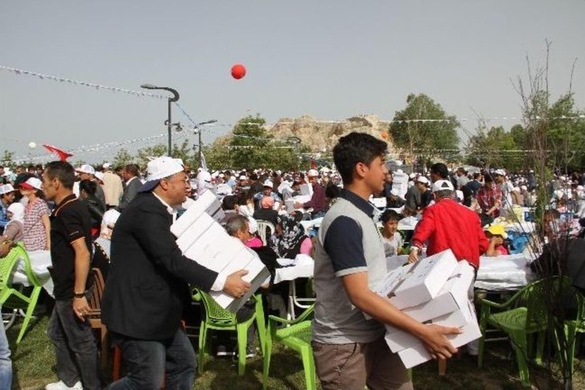 'd&uuml;nyanın En Kalabalık Kahvaltı Sofrası' Rekoru