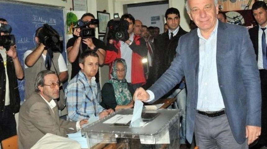 Yalova'da Ak Parti Ve Chp Adayları Oylarını Kullandı