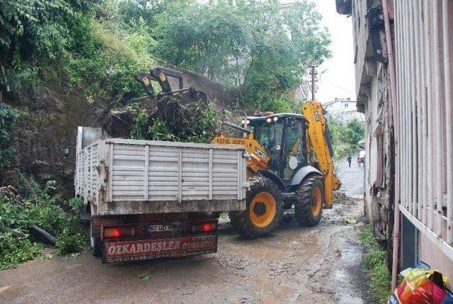 Aşırı Yağışlar Ereğli’de Heyelana Yol Açtı