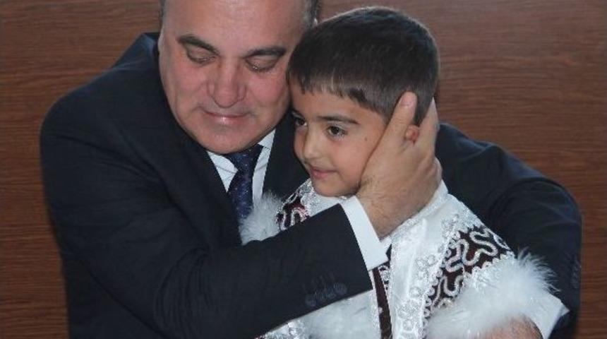 S&uuml;nnet Ş&ouml;leninde &Ccedil;ocuklar İle Polisler Halay &Ccedil;ekip Oyun Oynadı