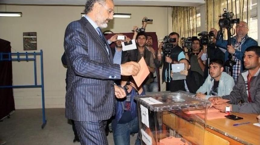 Sırrı Sakık Oyunu Kullandı