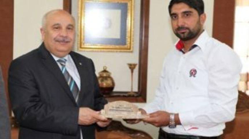 Mermer Sekt&ouml;r&uuml;nden Rekt&ouml;r G&ouml;n&uuml;ll&uuml;'ye Teşekk&uuml;r