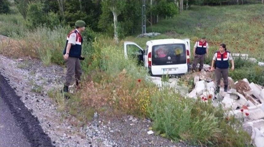 Sandıklı'da Kamyonet Şarampole U&ccedil;tu: 1'i Bebek 3 Yaralı