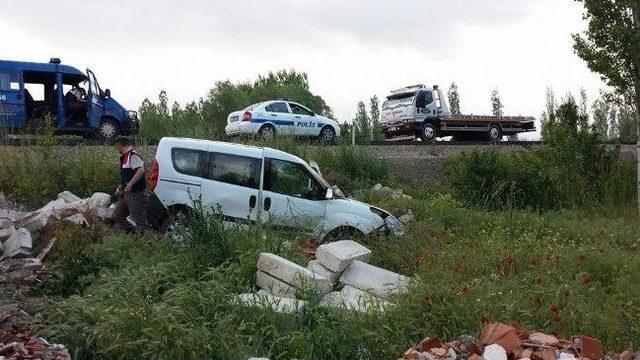 Sandıklı'da Kamyonet Şarampole Uçtu: 1'i Bebek 3 Yaralı