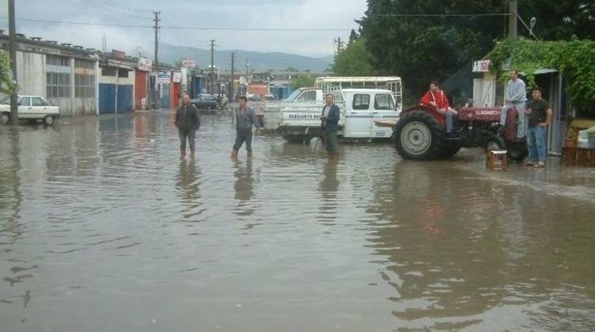 Burhaniye&rsquo;de Şiddetli Yağmur