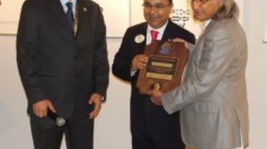 Dr. Uygur'a Melvin Jones Dostluk &Ouml;d&uuml;l&uuml;