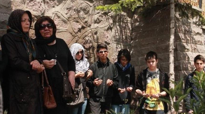 Gazeteci Mevl&uuml;t Işık &Ouml;l&uuml;m&uuml;n&uuml;n 26&rsquo;ıncı Yılında Kabri Başında Anıldı