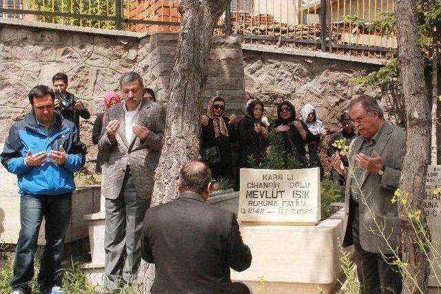 Gazeteci Mevl&uuml;t Işık &Ouml;l&uuml;m&uuml;n&uuml;n 26&rsquo;ıncı Yılında Kabri Başında Anıldı 1