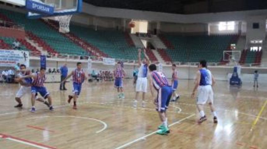 Diyarbakır&rsquo;da Yapılan Basketbol Şampiyonasında Salon Boş Kaldı