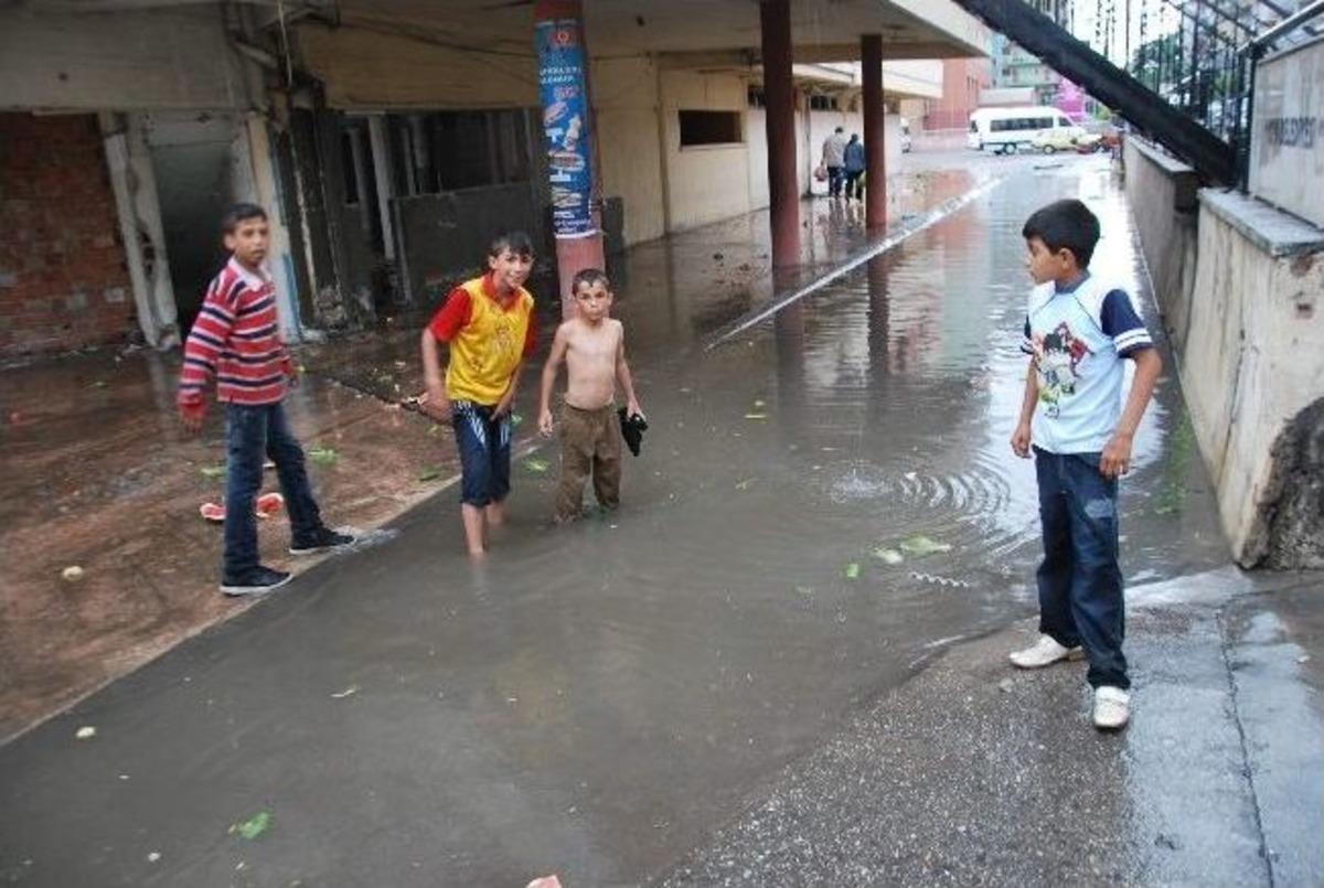 Aydın Sağnak Yağmura Teslim Oldu, Cadde Ve Sokaklar Dereye D&ouml;nd&uuml;