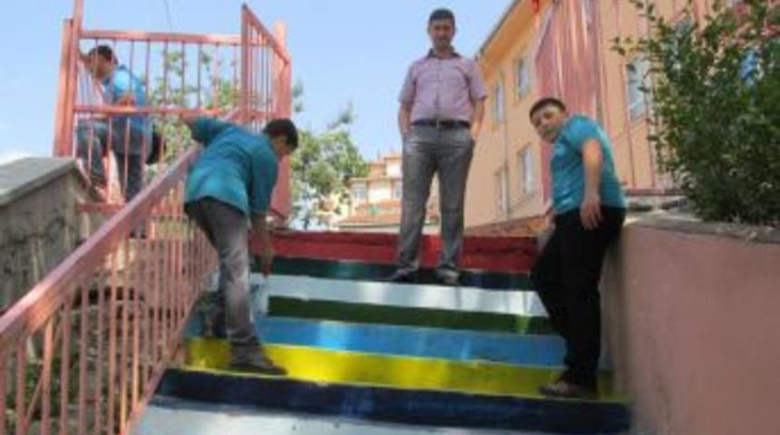 Okulun merdivenlerini rengarenk boyadılar