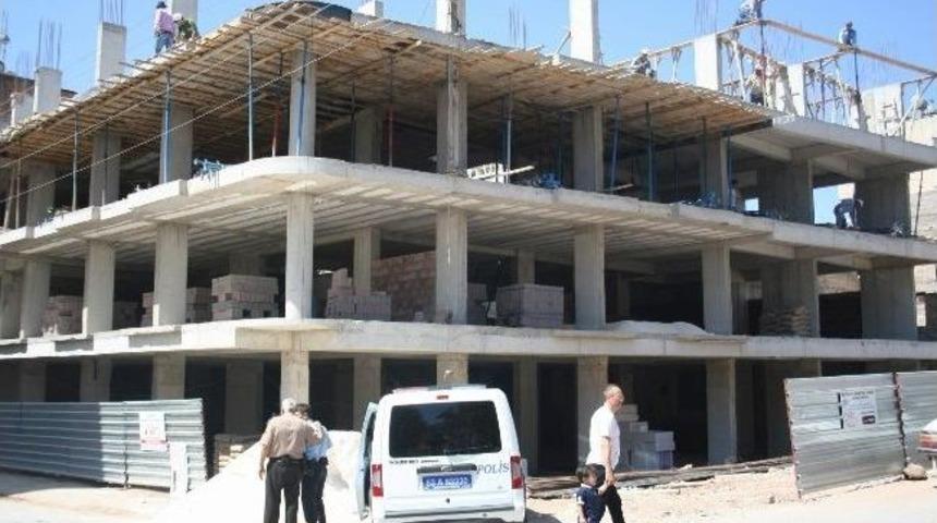 İnşaat Direkleri &Ccedil;ocuğun Kafasına D&uuml;şt&uuml;