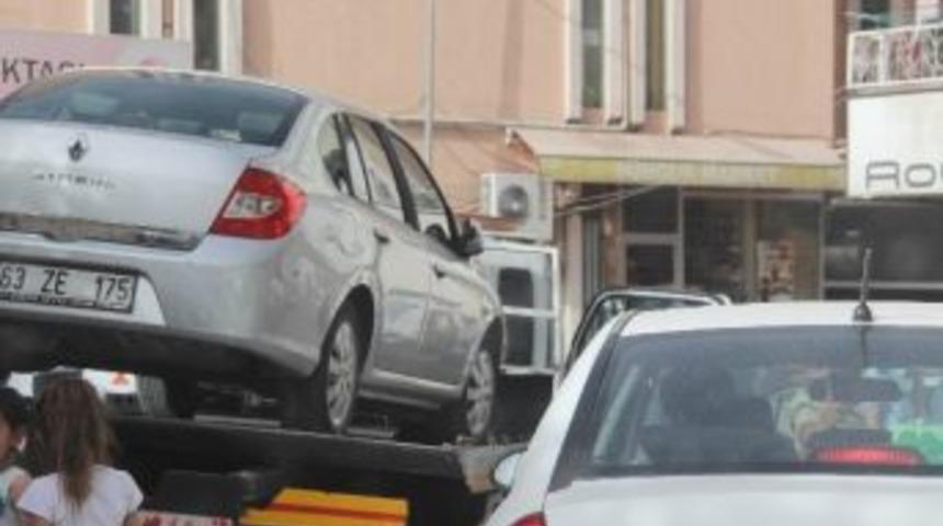 Şanlıurfa'da Kaldırımlar Ara&ccedil;lardan Temizleniyor