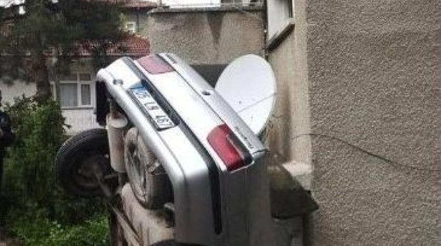 Otomobil Evin Bah&ccedil;esine U&ccedil;tu