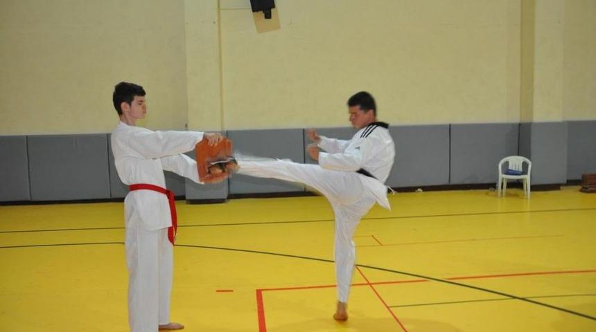 Demirci'de Tekvando Kuşak Sınavı Yapıldı