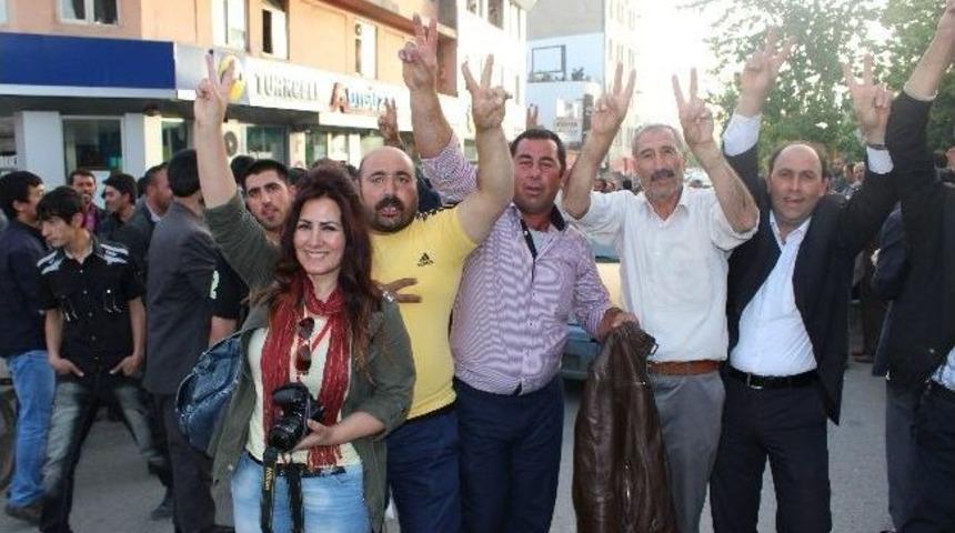 Ağrı&rsquo;da Bdp&rsquo;liler Kutlamalara Başladı