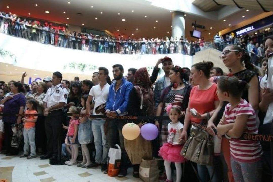 G&ouml;khan &Ouml;zen, İzmirli Hayranlarıyla Buluştu