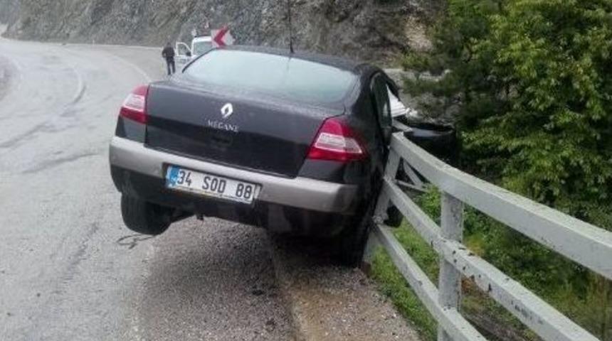 Yoldan &Ccedil;ıkan Otomobil, Korkuluklarda Asılı Kaldı