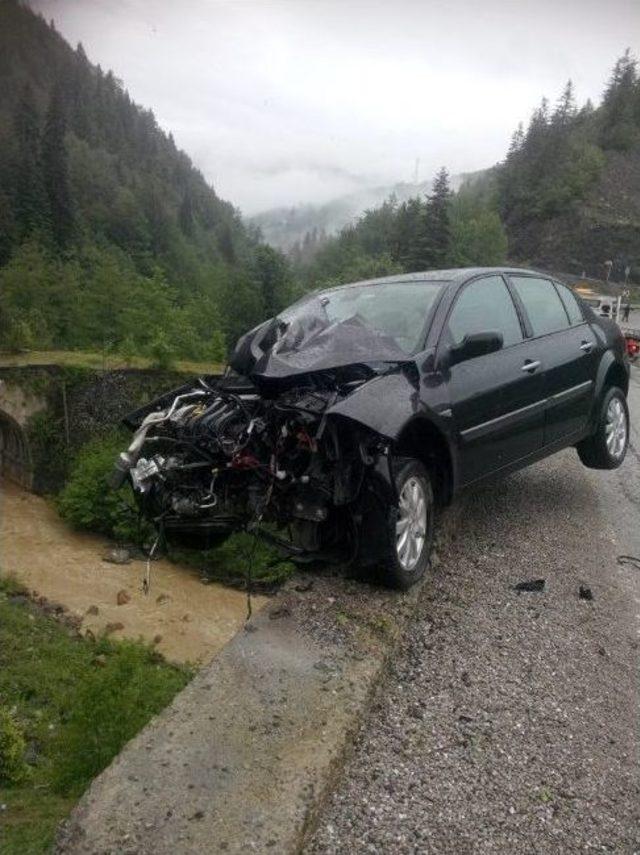 Yoldan Çıkan Otomobil, Korkuluklarda Asılı Kaldı