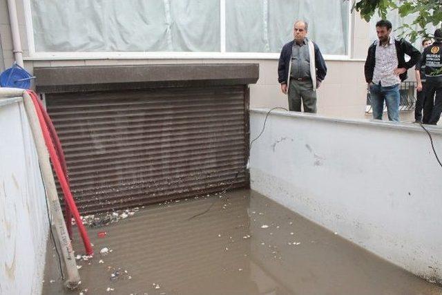 Bursa’da Ev Ve İş Yerlerini Su Bastı 1
