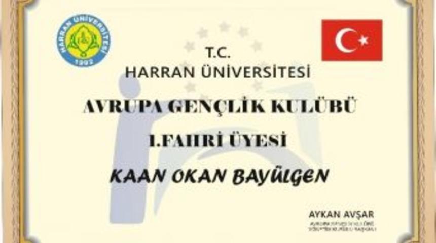 En Uzun S&ouml;yleşisini Yapan Okan Bay&uuml;lgen'e Harran &Uuml;niversitesi&rsquo;nden Fahri &Uuml;ye Belgesi